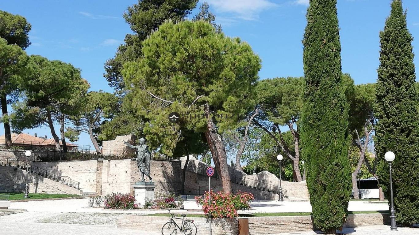 foto generiche - Fano, zona centro storico - locale commerciale negozio di 80,00mq in vendita - Rif. CV1906